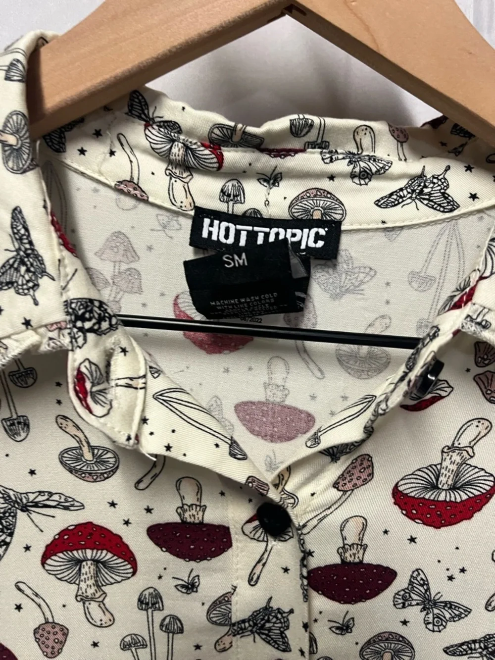 Hot Topic 97% Rayon Mushroom Print Short Sleeve Shirt - White/Red (294)